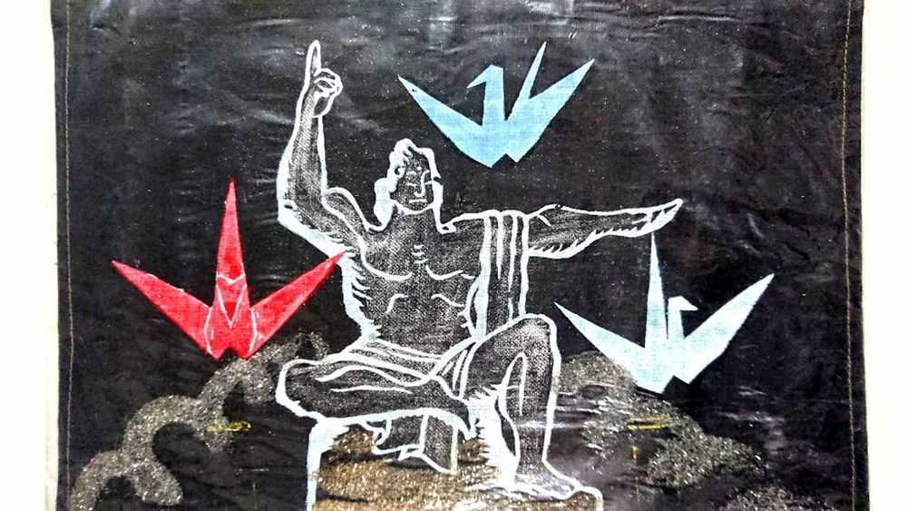 3, バナー上部の拡大。イラストの一部は金粉で装飾されているが、割合は控え目。