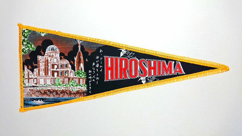 1, 広島のペナント。黒い布にイラストをプリント。黄色いモール装飾付き。