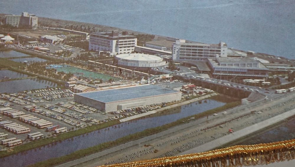 ナガシマボウルを中心に、写真の拡大。屋上にボウリングの大きなピンが見える。