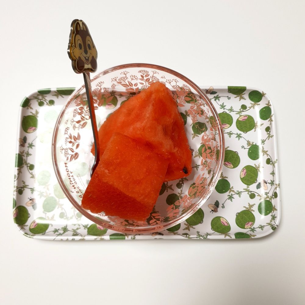 달콤한 수박 두 조각. 먹으면 기운이 난다.