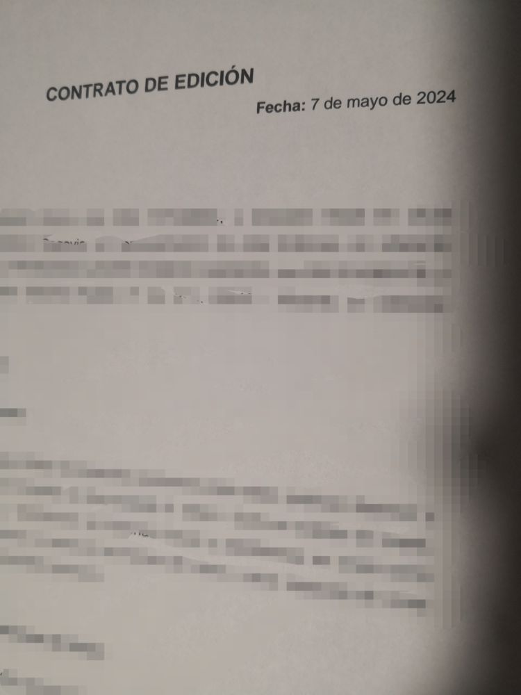 Contrato de edición. Fecha: 7 de mayo de 2024. El resto del documento está pixelado