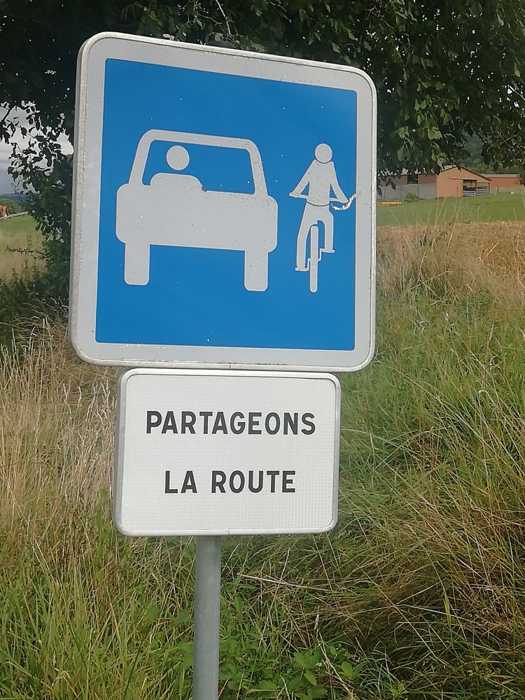 Panneau "partageons la route" sans limitation de vitesse 