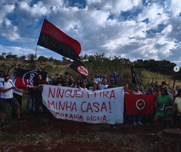 em Londrina/Paraná/Brasil - assembleia popular construída por moradores da Ocupação Solidariedade, no extremo Sul de Londrina/PR... mobilização para informar a população e demonstrar força!..(viaFOB)

TERRA PRA QUEM NELA VIVE E TRABALHA!.. #soopovolibertaopovo