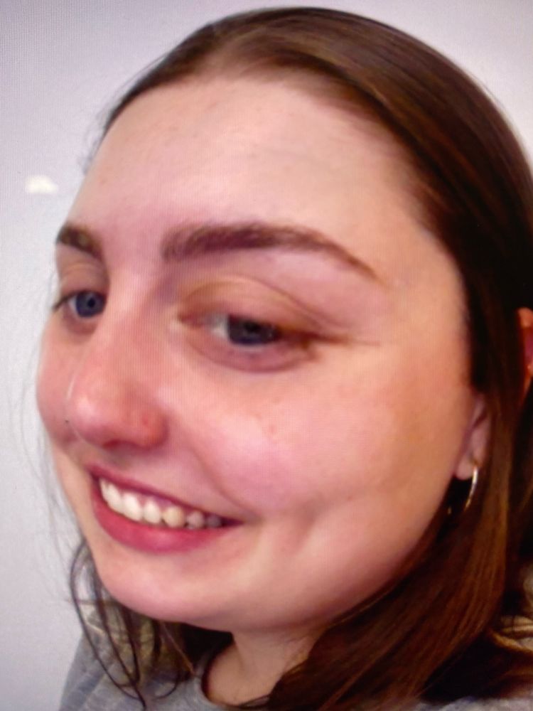 nessa imagem vcs podem conferir uma mona com efeito de cabeçuda sorrindo e achando graça da palhaçada