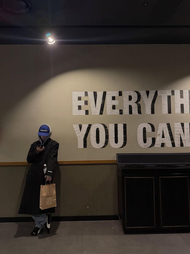 “11월의 조용한 밤” …휴닝바히에, 차분한 겨울→어두운 벽 앞 사색 셀카 #휴닝바히에 #근황 #셀카