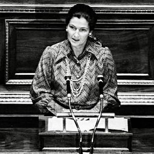 Simone Veil à la tribune de l’Assemblée nationale 