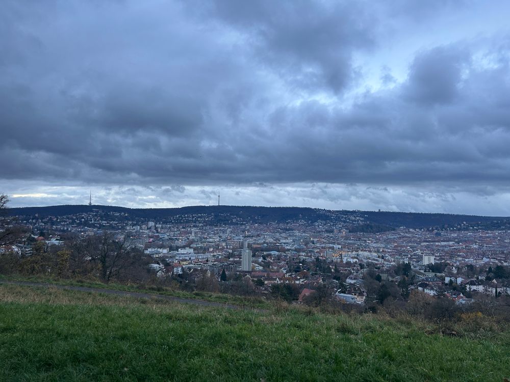 Stuttgart von oben bei stark bewölkten Hinmel