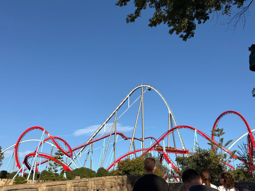 Foto de las montañas rusas dragón khan y shambala 