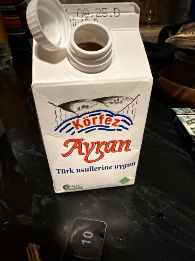 Una botella tetrabrick de 500ml blanca en la que pone “Ayran Türk usullerine uygun”