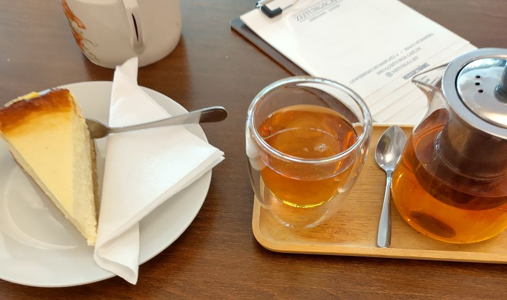 Kuchen und Tee auf einem Cafétischchen