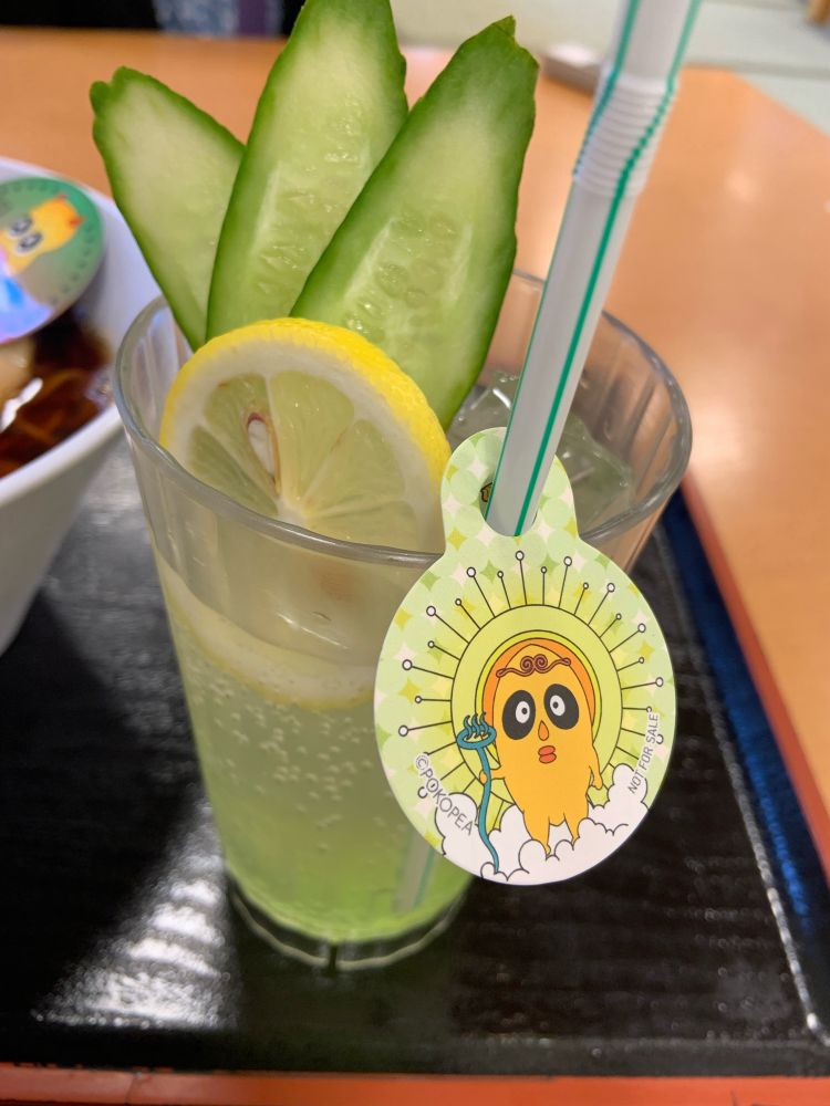 チャンチョドリンク(青リンゴソーダにレモンとキュウリがのってる)