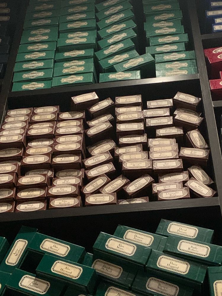 ハリーポッタースタジオツアーの関係者杖コーナーの写真。推し俳優さんの杖があったよ。