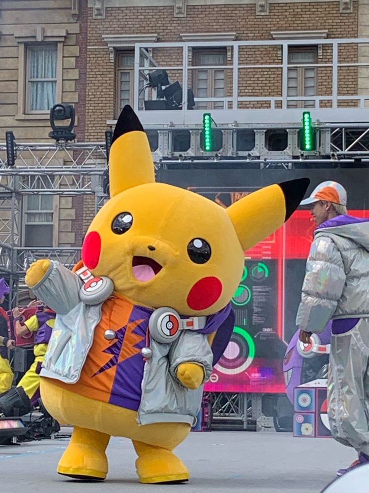 手を振るピカチュウ