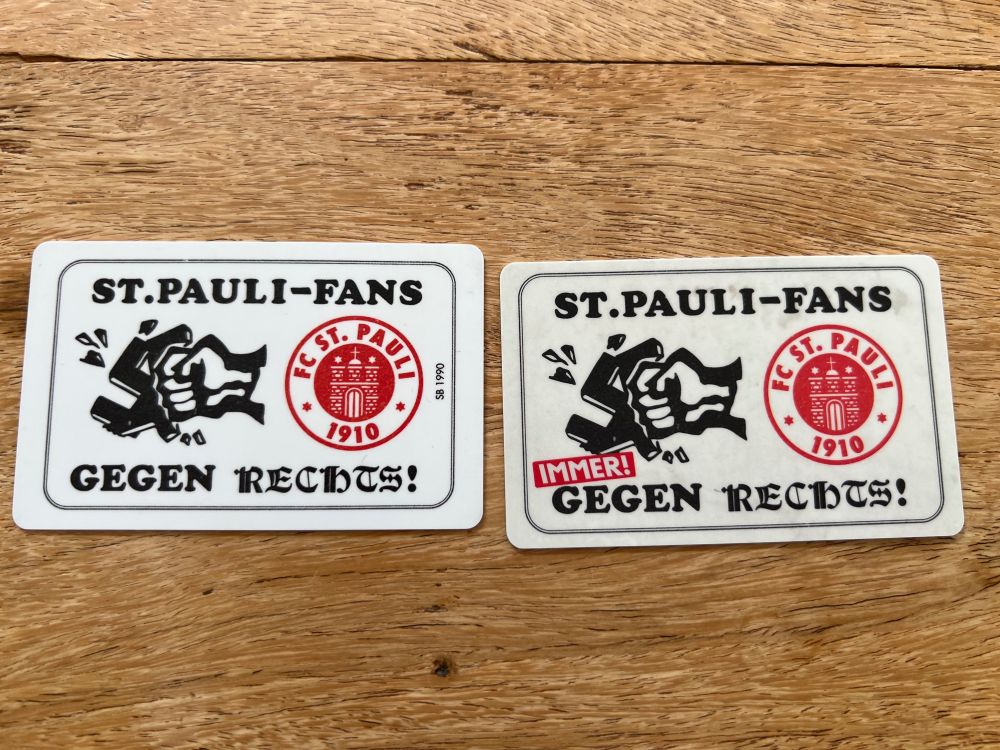 Alte Sankt Pauli Dauerkarte neben der Neuen. Das Layout ist nahezu identisch.