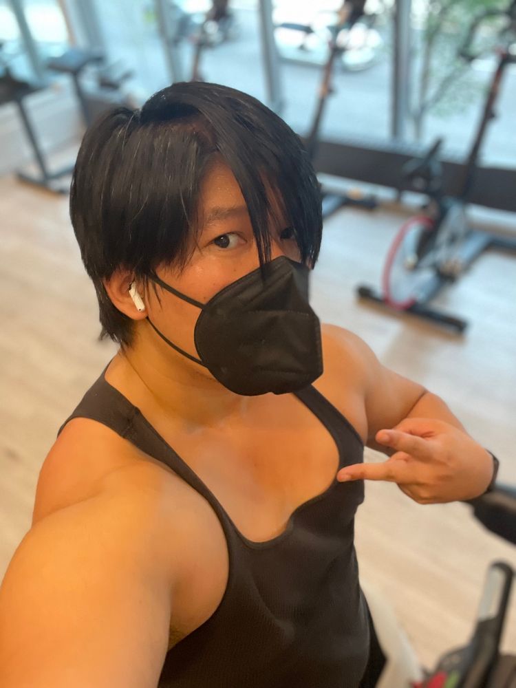 Steve I’m a treadmill. His hair is getting longer and it’s in his face, but you can see one eye. Black tank top, black KN95 mask. Very sweaty. 