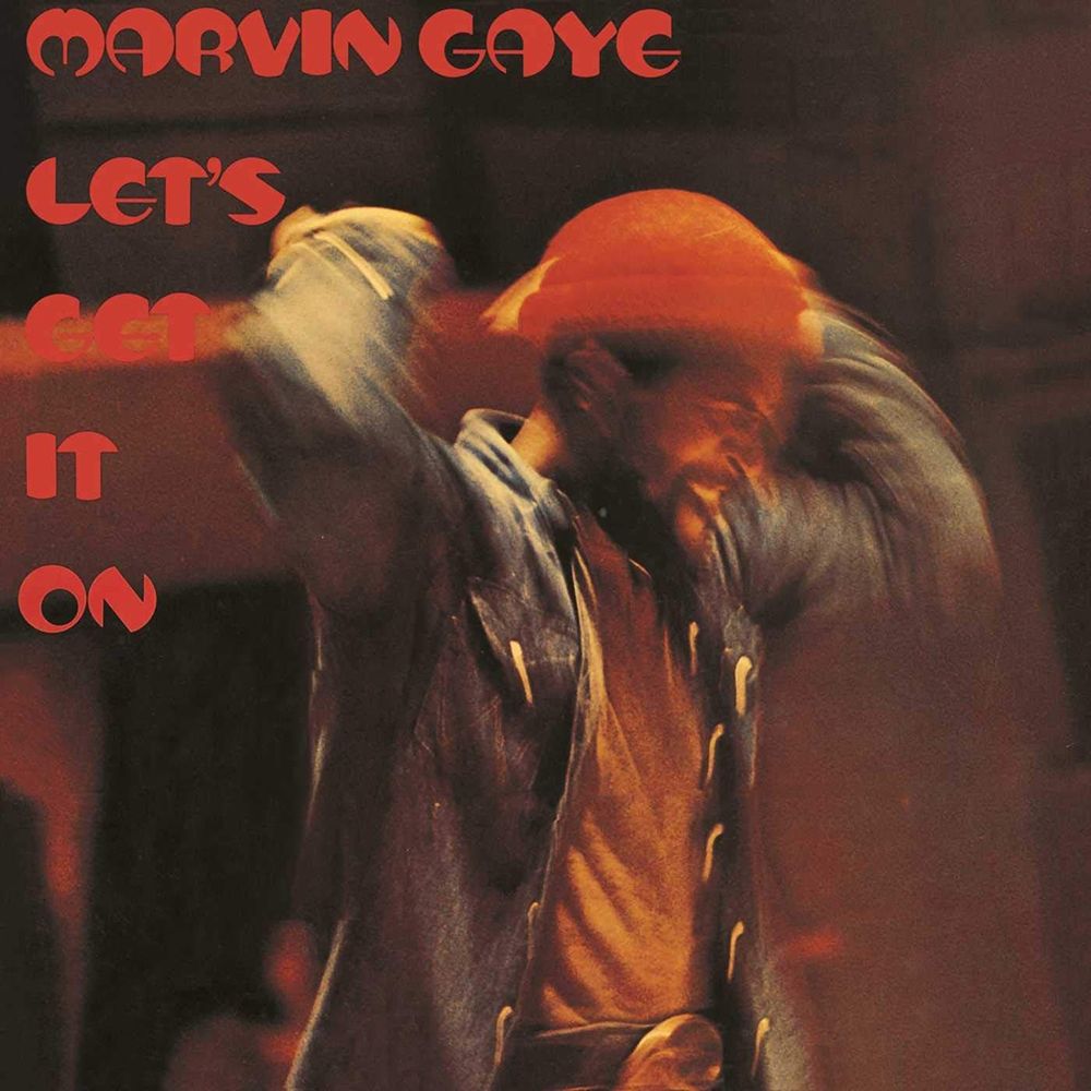 Portada del álbum 'Let's Get It On' de Marvin Gaye. La imagen presenta una fotografía artística y desenfocada del cantante, capturado en movimiento o riendo, con las manos detrás de la cabeza. Viste una camisa vaquera azul y un gorro rojo. El nombre 'MARVIN GAYE' y el título 'LET'S GET IT ON' aparecen en la parte superior e izquierda en una tipografía roja, redondeada y estilizada, sobre un fondo oscuro y cálido.