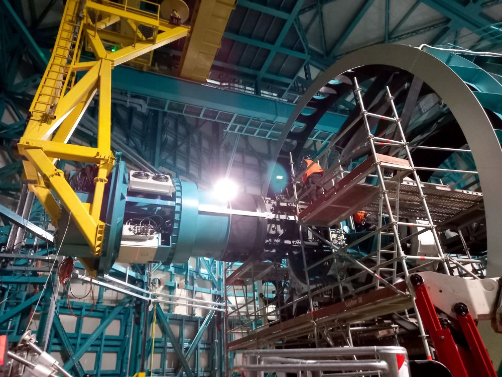 La caméra de mise en service de l’Observatoire Rubin (ComCam) installée avec succès sur le Telescope Mount Assembly (TMA) au sommet du Cerro Pachón en août 2022. © Rubin Obs/NSF/AURA