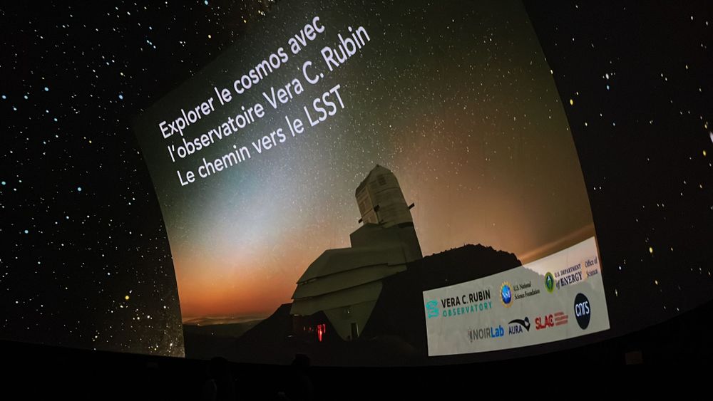 écran d'annonce sur le dome du planétarium