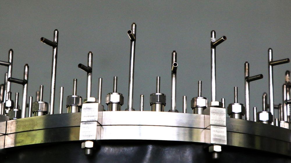 Réacteur d'implantation ionique par immersion plasma (antennes micro-ondes). © Jean-Claude Allard / LPSC / CNRS