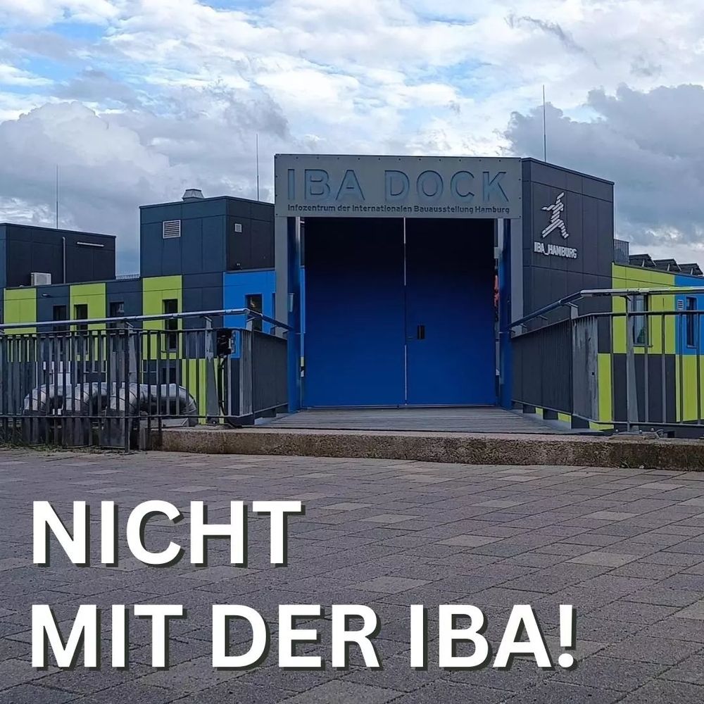 Weißer Text in Großbuchstaben: Nicht mit der IBA!
Im Hintergrund ist ein Foto vom Eingang zum IBA Dock zu sehen. Die Tür ist blau und groß, darüber steht IBA DOCK Infozentrum der internationalen Bauaustellung Hamburg. An der Seite is das Logo der IBA zu erkennen. Dahinter die Fassade des Gebäudes, bestehend aus grünen und blauen Kacheln.