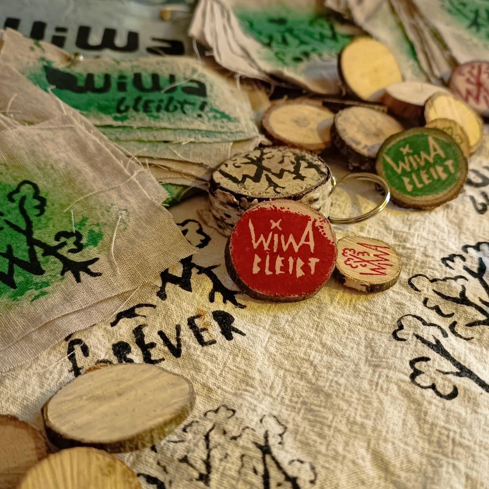 Ein Haufen halbfertiger Patches und Buttons aus Holz.