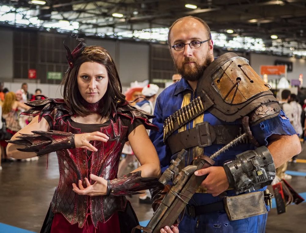  Crédit photo : StrawberryK Media @straberryk.media
La cosplayeuse LeelooKris vêtue d'une armure en cuir rouge, le cosplayeur Aldarion vêtue d'une tenue bleue tirée de Fallout.