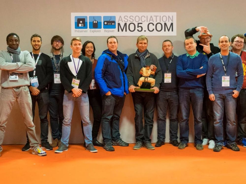 Les membres de l'association MO5 prennent la pose lors d'un événement.