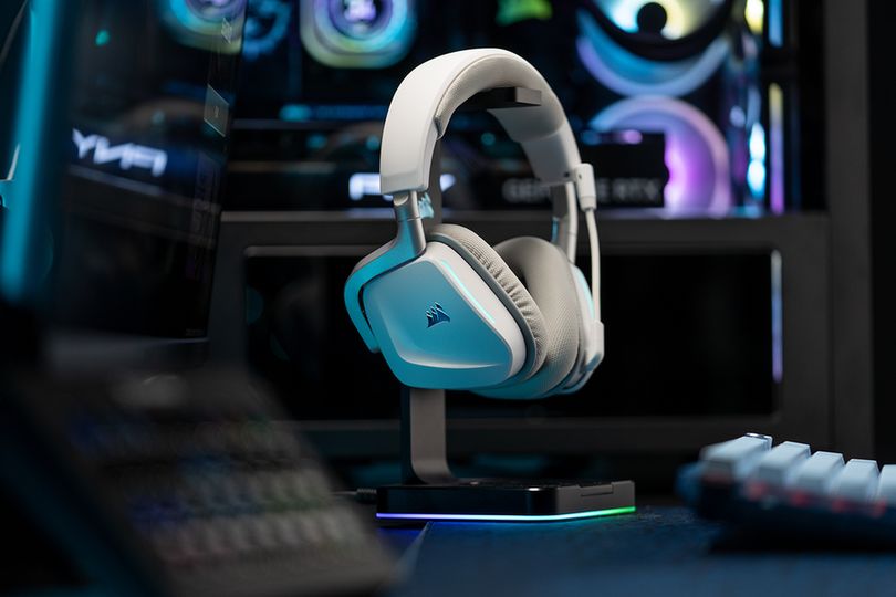 A photo of the CORSAIR VOID WIRELESS V2 in white ontop of a CORSAIR ST100 Headset stand.