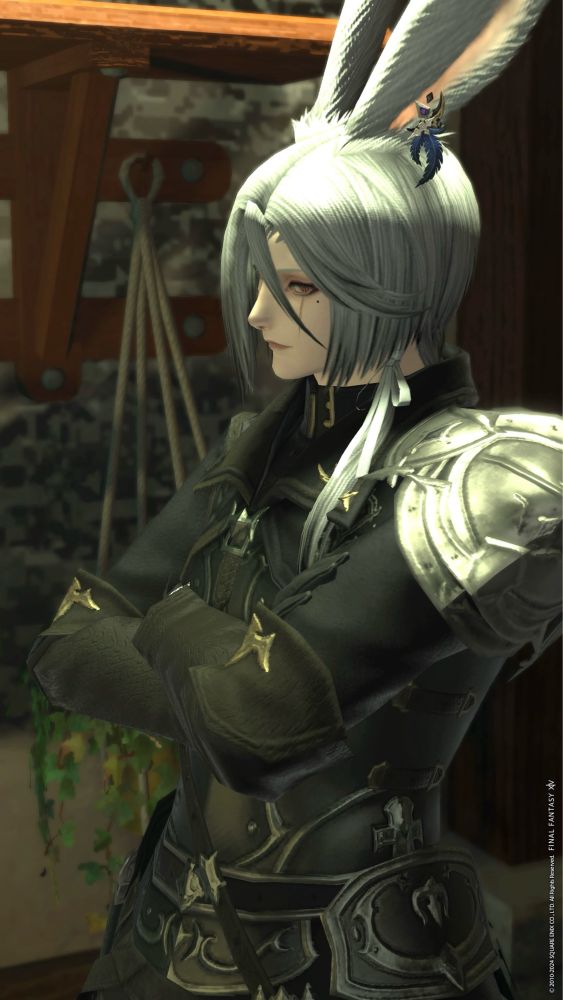 横目でこちらを見つめる