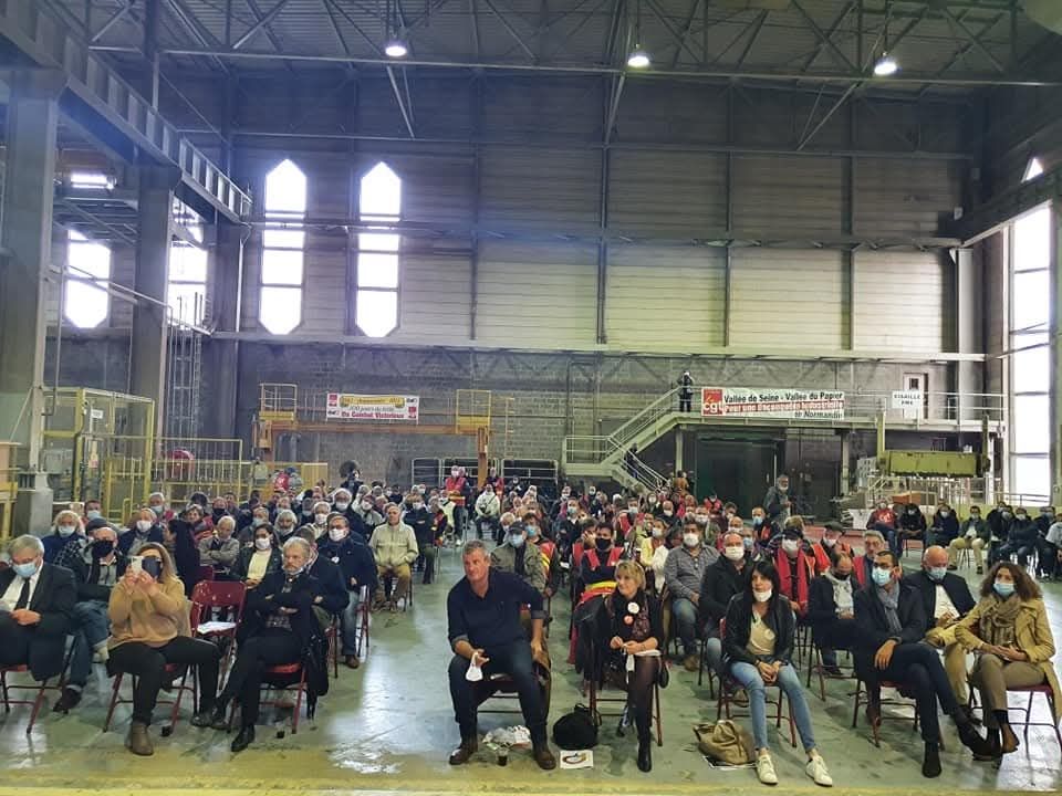 Photo sur place en 2020 avec les ancien•nes salarié•es pour discuter de la préservation de l'usine