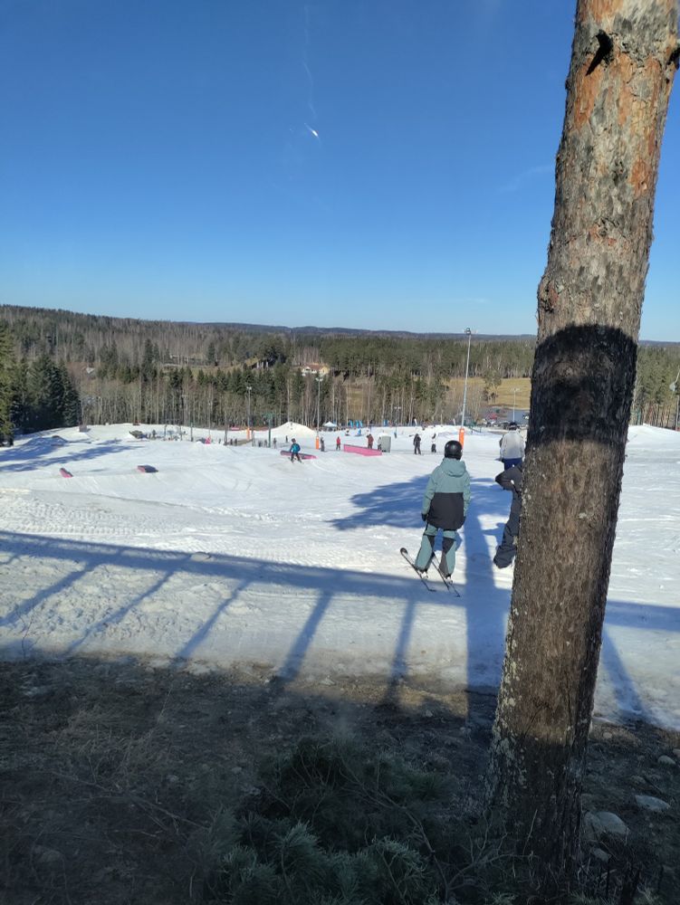 Sveitsin hiihtokeskuksen parkki kahvin terassilta kuvattuna