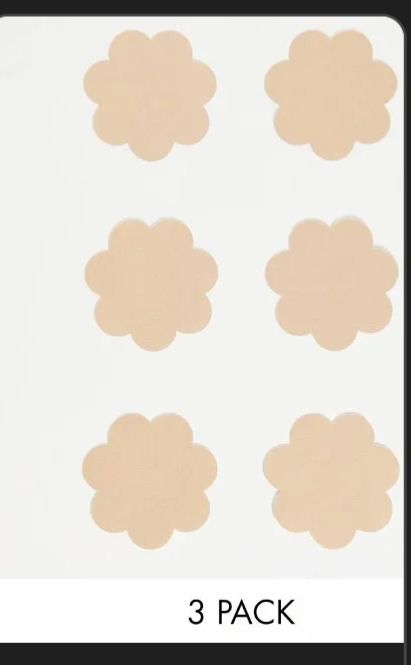 Photo de six caches tétons en forme de fleur, couleur peau claire 