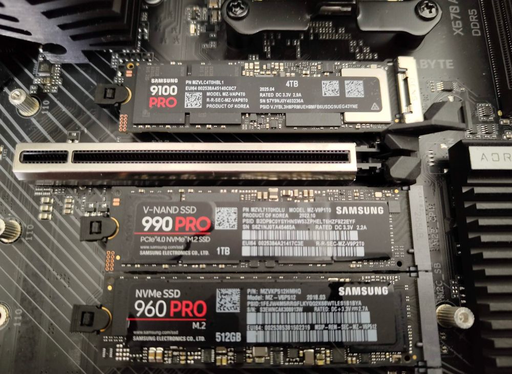 Trois NVMe Samsung montés sur la carte mère : 9100 PRO 4 To, 990 PRO 1 To et 960 PRO 512 Go