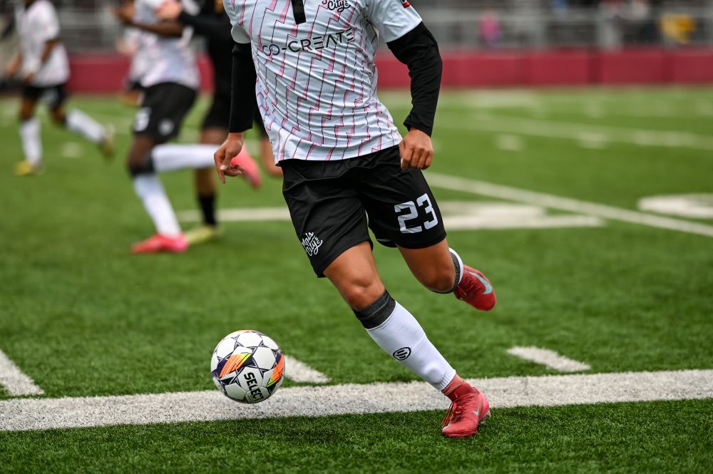 Tomas Menna over the ball