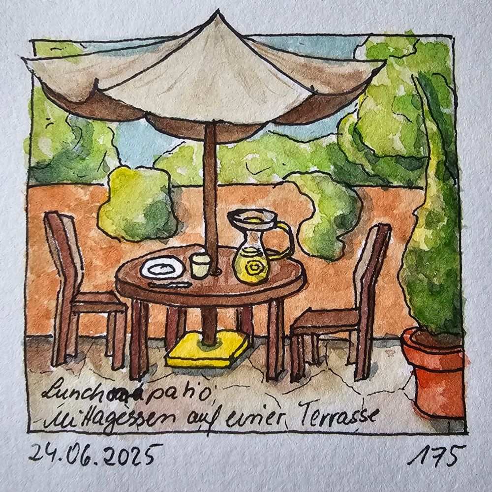 Aquarell: Tisch, gedeckt für eine Person, mit zwei Stühlen unter einem Sonnenschirm. Der Tisch steht vor einer Mauer und wird umrankt von grün 