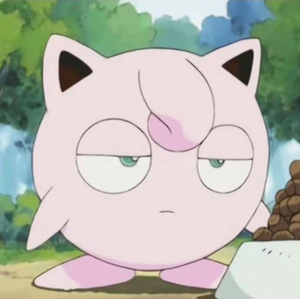 Rondoudou (le pokémon) l'air turbo blasé de l'espace, face à une pile de nourriture pour pokémon