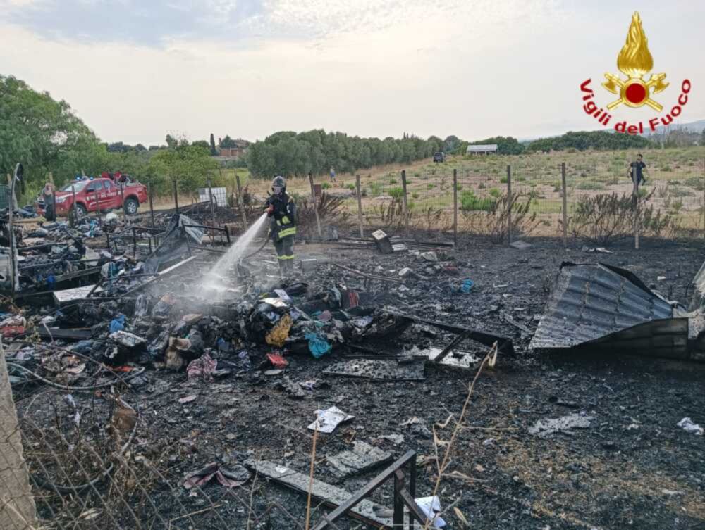 Roulotte inghiottita dalle fiamme al Sasso di Cerveteri. Sul posto i pompieri ceriti con la 26A, che hanno messo in sicurezza l’area. Dentro il mezzo c’era una donna poi affidata al 118 che l’ha porta...