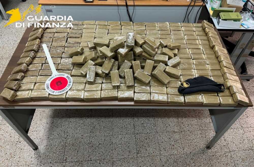 Un “corriere” di droga di nazionalità marocchina, non in regola con la normativa nazionale che regola l’ingresso e il soggiorno nel territorio nazionale, è stato intercettato dai Finanzieri del Comand...