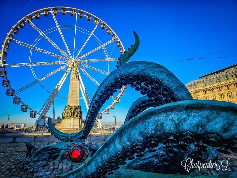 La grande roue de la Place Poelaerts avec l'installation éphémère du Nauti-poulpe (hommage à Jules Verne)