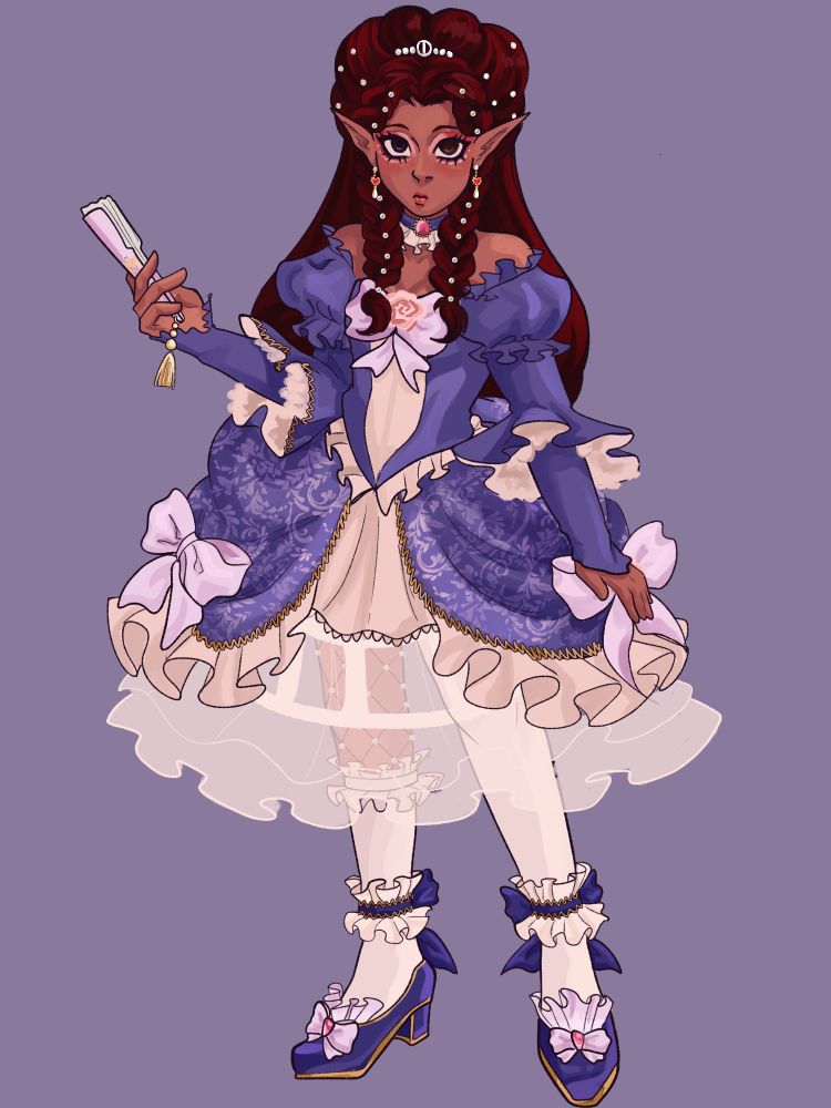 Desenho de corpo inteiro de uma elfa com pele morena segurando um leque, ela tem um olho castanho e outro preto/meio roxo, usa sombra rosa nos olhos e um batom também rosa. O cabelo é vermelho, ela tem um penteado complicado, duas trança, uma de cada lado do rosto e a parte de cima estando presa num tipo de coque, a parte de baixo está solta e ele vai até a cintura dela. Ela usa um vestido estilo princesa roxo com mangas bufantes e a saia é um rosa claro, com outra saída por baixo mais transparente. Ela usa meias brancas, com a da perna direita só indo até o joelho e por baixo dela tem uma meia arrastão com pedrinhas, ela também usa saltos roxos com lacinhos nas pontas e amarrados no tornozelo