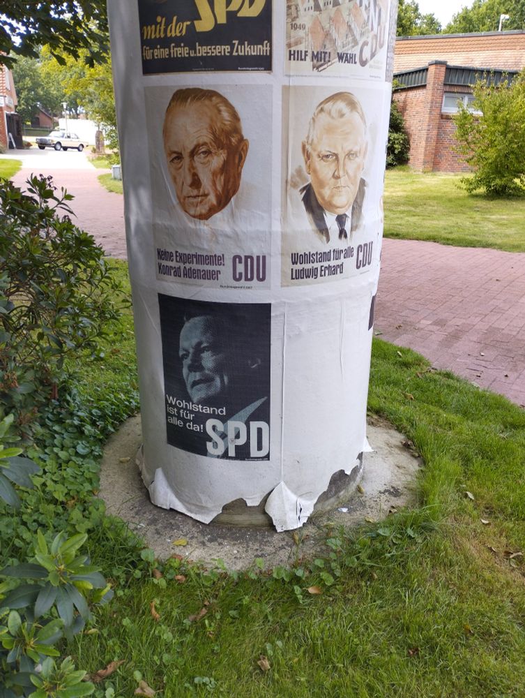 Alte Bundestagswahlplakate mit Ludwig Erhard "Wohlstand für alle" und Willy Brandt "Wohlstand ist für alle da"