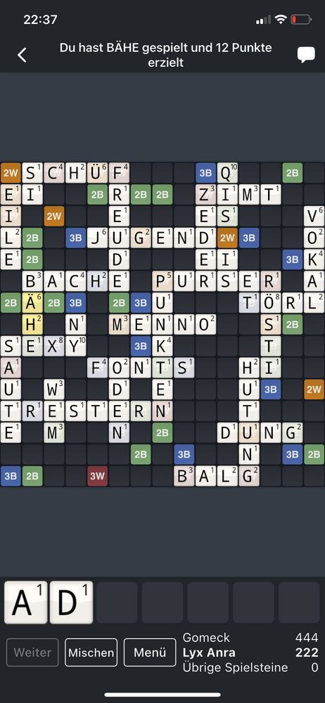 Fast zu Ende gespieltes Scrabblefeld, die Punktewerte der beiden Spieler lauten 444 und 222. Schnapszahlen müssen geehrt werden. 