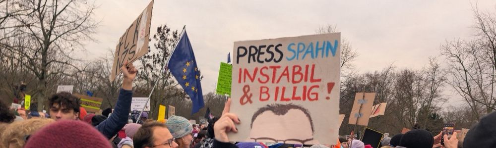 Demoschild: Press-spahn  
Instabil und billig