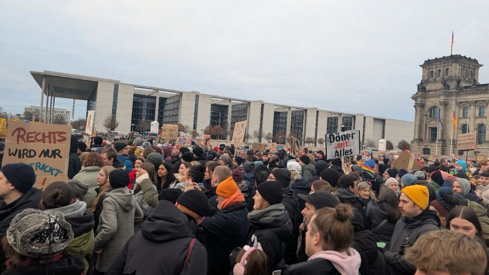 Demo gegen Merz Regierungsgebäude 