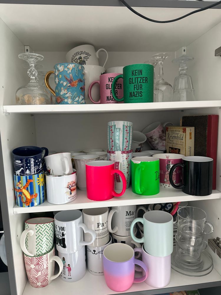 Tassen im Schrank