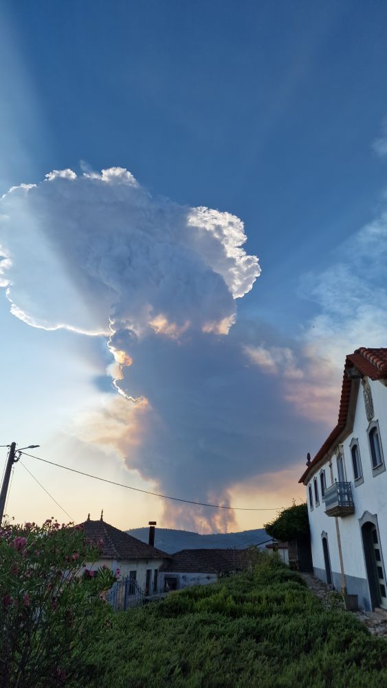 Una nube formada por un incendio a unos 25 km de distancia de aquí. 