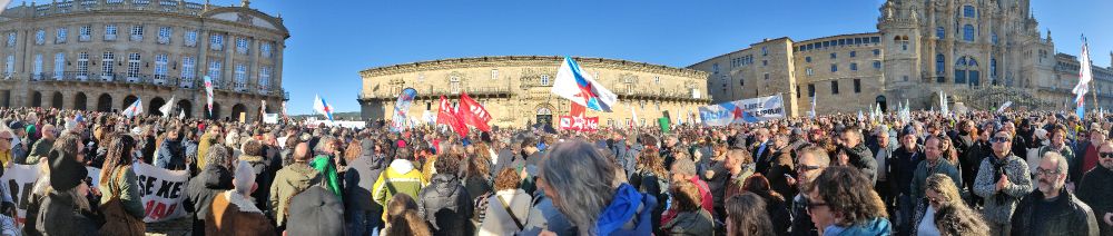 Praza do Obradoiro chea de manifestantes 