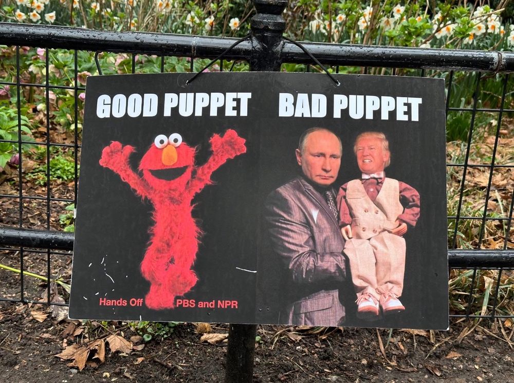 “Good puppet” above a picture of Elmo, and “Bad puppet” above a picture of Trump as a ventriloquist dummy controlled by Putin