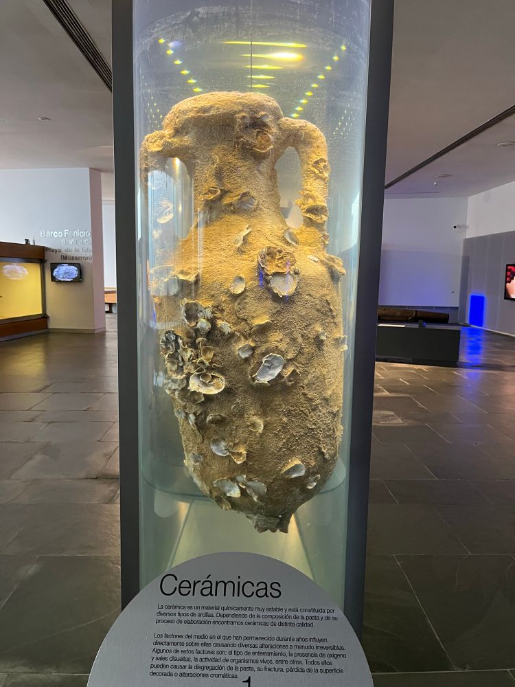 Parte de la colección del museo nacional de arqueología subacuática: ánfora recuperada y conservada (réplica).
