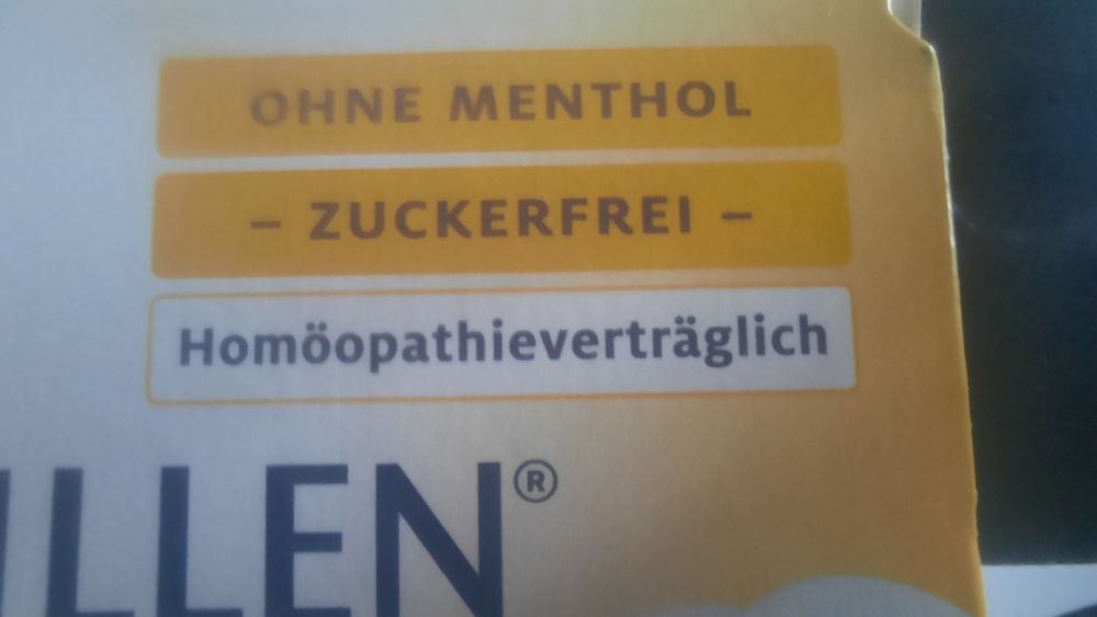 Eine Pastillenschachtel u.a. mit der Aufschrift "Homöopathieverträglich".
